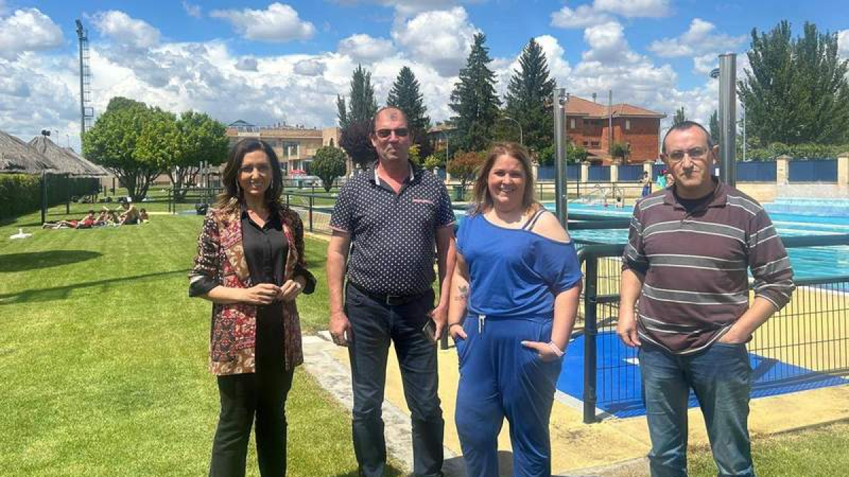 La alcaldesa, a la izquierda, junto a los responsables de las instalaciones.  DL