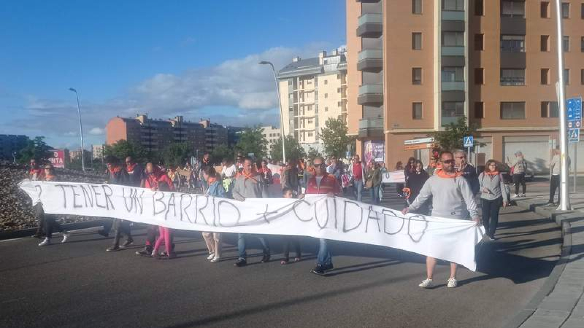 Manifestantes en la marcha vecinal de La Lastra. DL