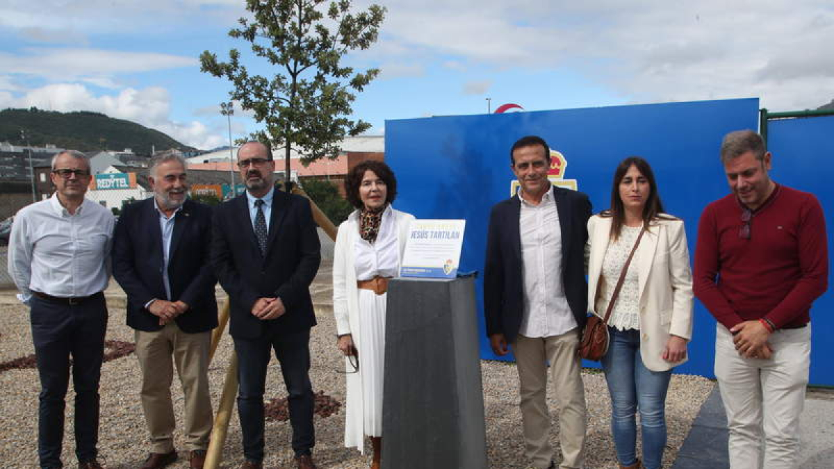El presidente de la Deportiva, el alcalde de Ponferrada y la familia de Tartilán, en el acto.  L. DE LA MATA