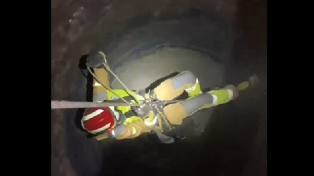 Un momemento del rescate de los Bomberos de León.