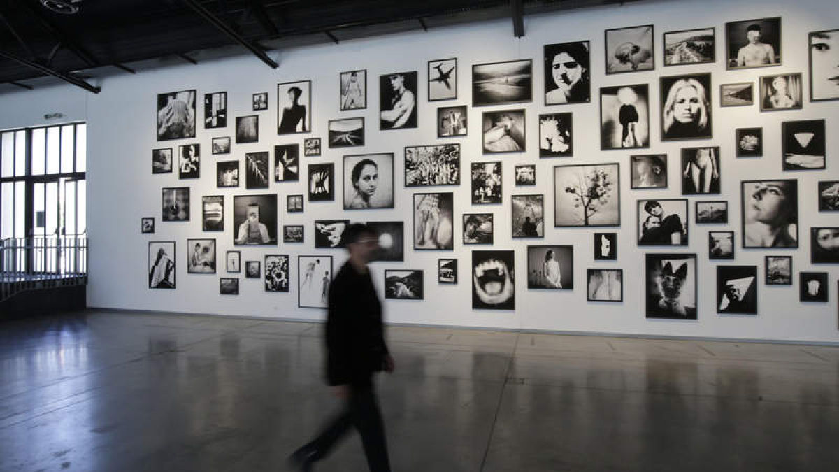 La exposición de Carlos Canal reúne 240 imágenes de su archivo vital.  FERNANDO OTERO