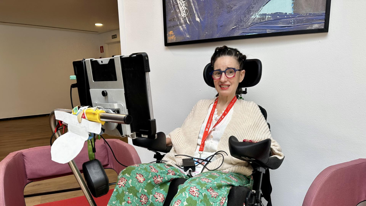 En los casi diez años que Raquel Estúñiga lleva lidiando con la ELA,ha tenido que enfrentarse no solo a la pérdida progresiva de sus capacidades físicas yal precio de unos tratamientos que alcanzan los 60.000 euros