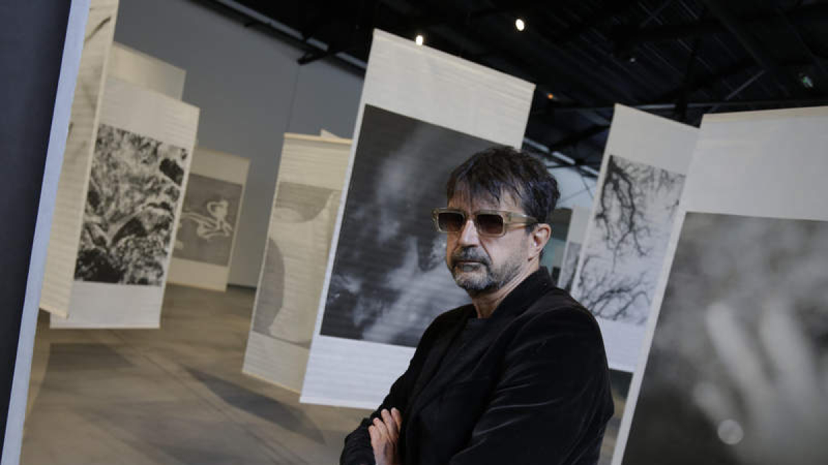El fotógrafo leonés Carlos Canal en su exposición ‘Archivo Sombra’ en el Palacín. FERNANDO OTERO