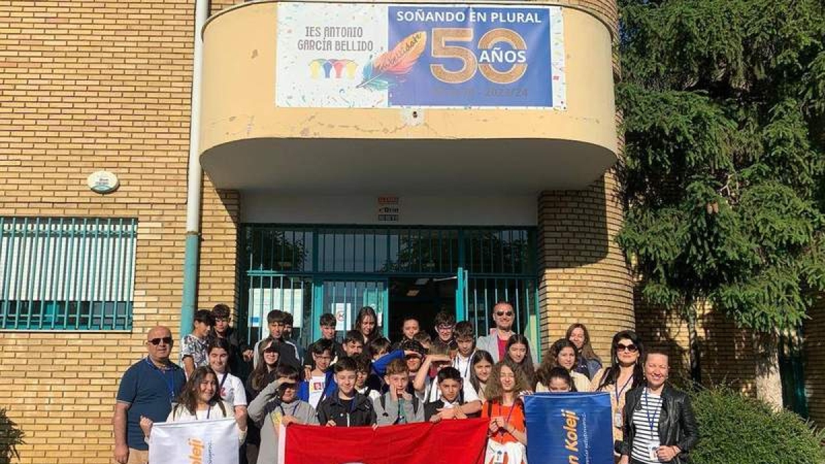 Los alumnos, a la puerta del instituto García Bellido.  DL