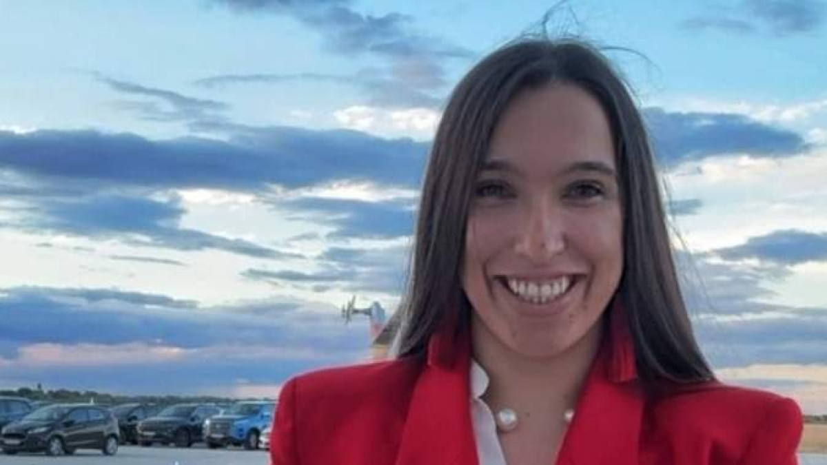 Rebeca posa flamante con su galardón en Cuatro Vientos.  DL
