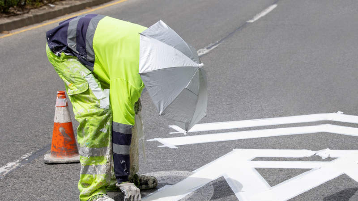 Un trabajador se protege del sol.