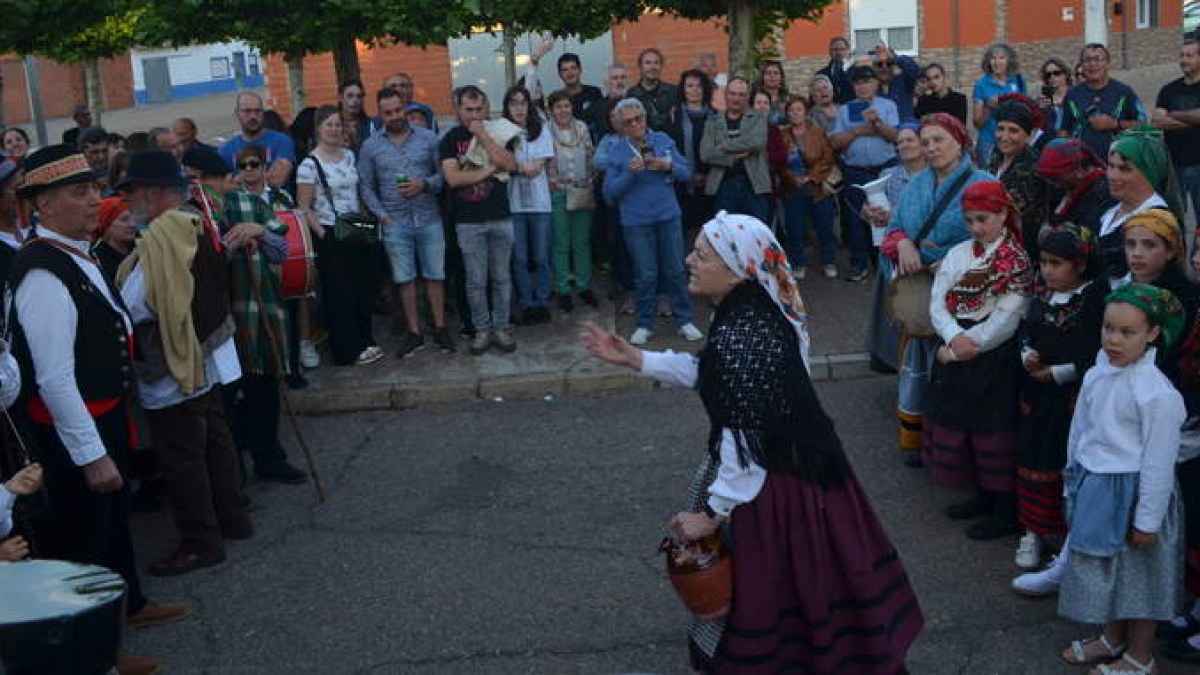 Un grupo de mozos y mozas se enfrentan en una discusión. MEDINA