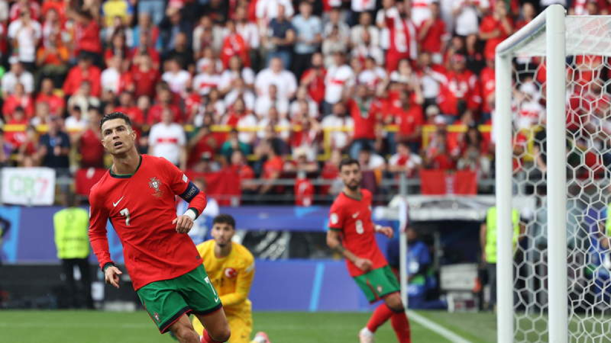 Cristiano Ronaldo dio una asistencia perfecta a Bruno Fernandes.  LOPES