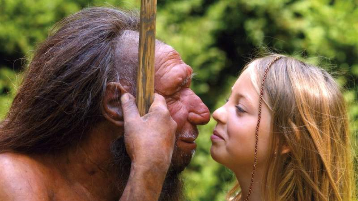 IMAGEN DE UN NEANDERTAL Y UN HUMANO MODERNO QUE SE EXHIBE EN EL