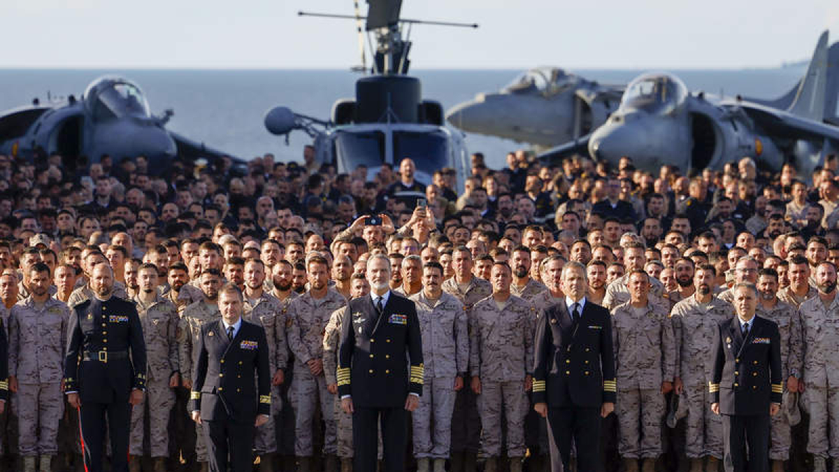 Felipe VI durante la visita al portaeronaves 'Juan Carlos I' en el puerto de Tallín. MARISCAL