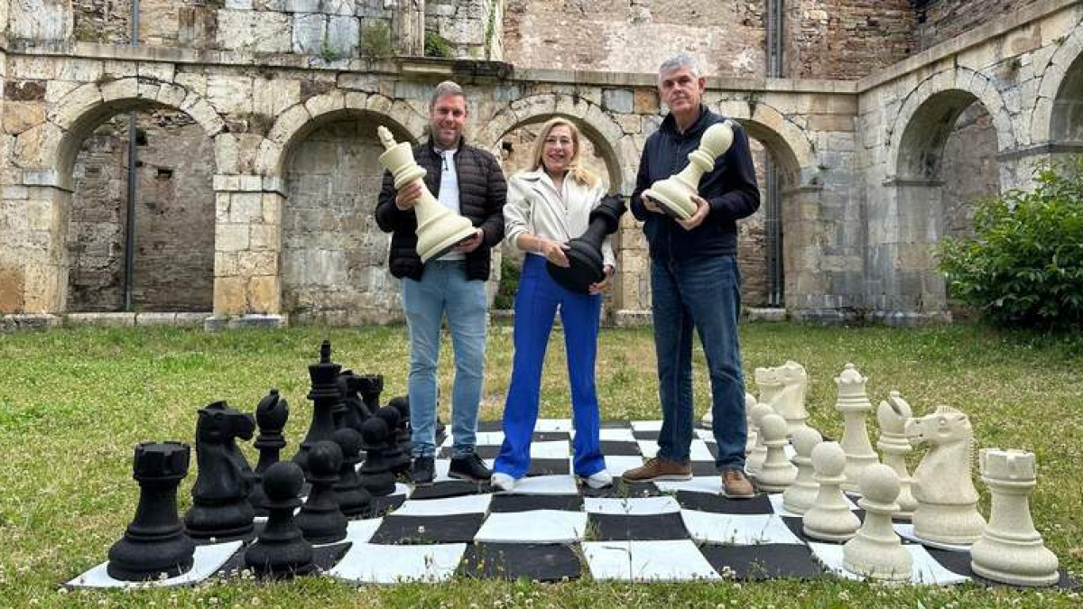 El concejal Iván Alonso, la presidenta de Afa Bierzo, Ana Pilar Rodríguez, y el director de la Uned en Ponferrada, Jorge Vega. DL