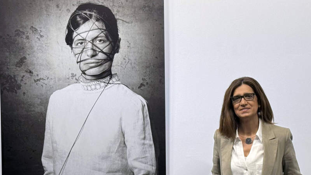La leonesa Julia Liébana junto a una de sus obras. DL
