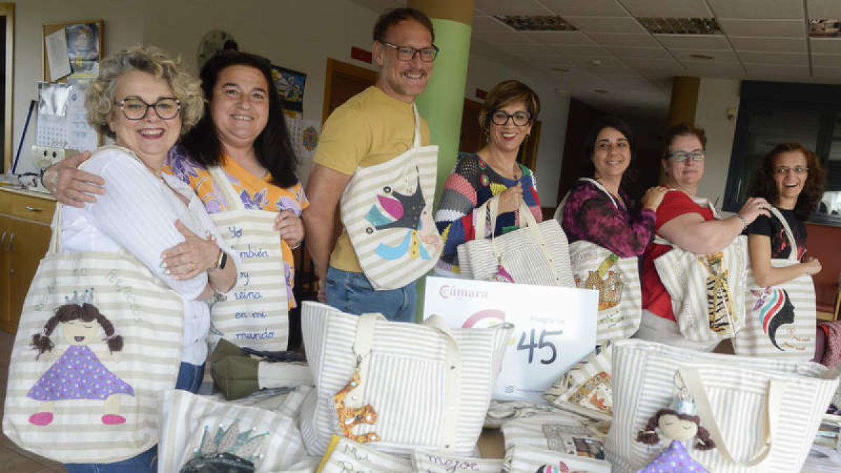 Integrantes del taller de Costura creativa del Ciami de Villaquilambre. MARÍA FUENTES
