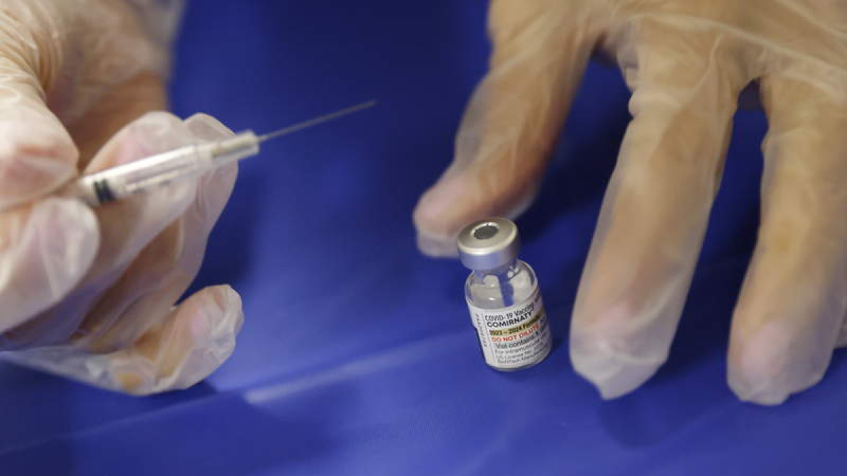 Una sanitaria prepara una jeringuilla con una dosis de la vacuna Pfizer-Biontech. CAROLINE BREHMAN
