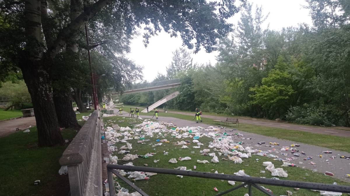 Operarios de la limpieza municipal recogen los restos de la noche de San Juan.