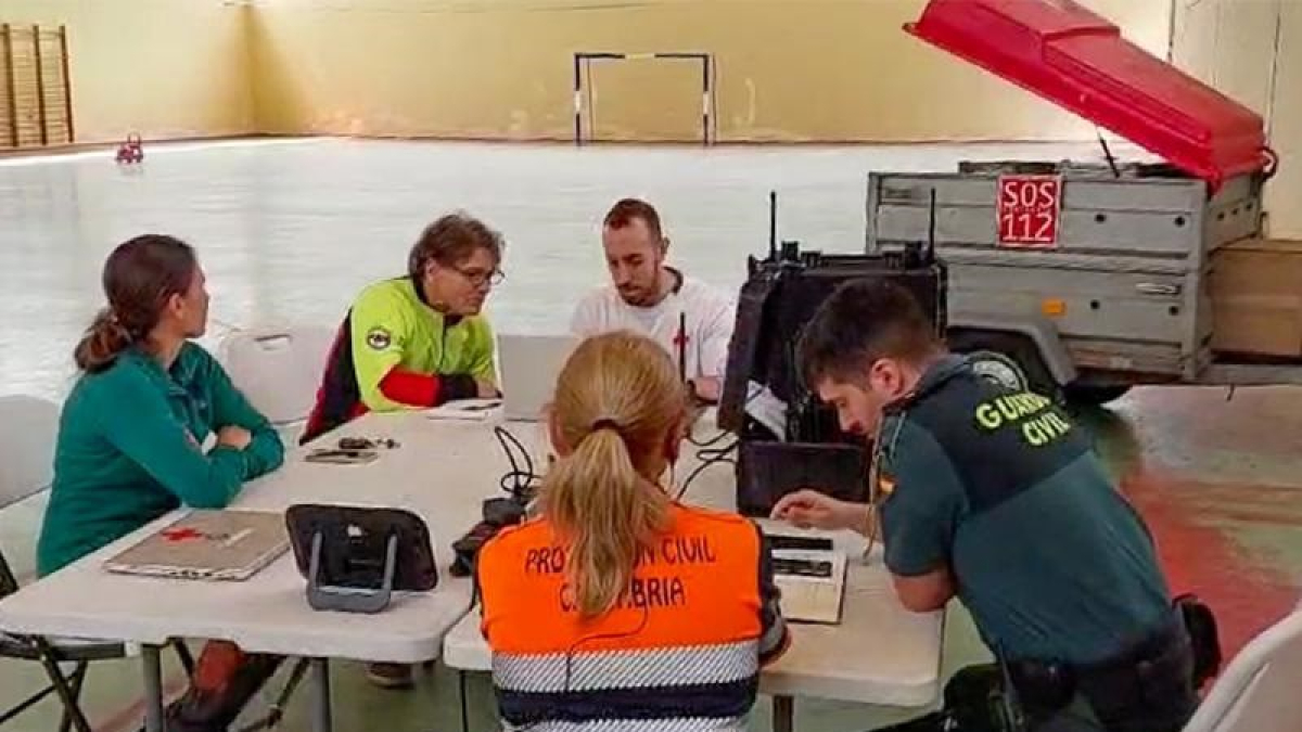 El puesto de mando avanzado para la coordinación de la búsqueda se encuentra situado en el polideportivo de La Gándara.