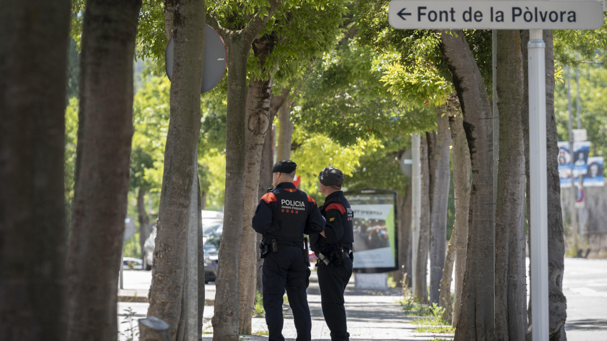 Agentes de los Mossos delante del barrio de Font de la Pòlvora de Girona, donde la pasada noche un hombre y una mujer fallecieron y otras dos personas resultaron heridas de gravedad. EFE/ David Borrat