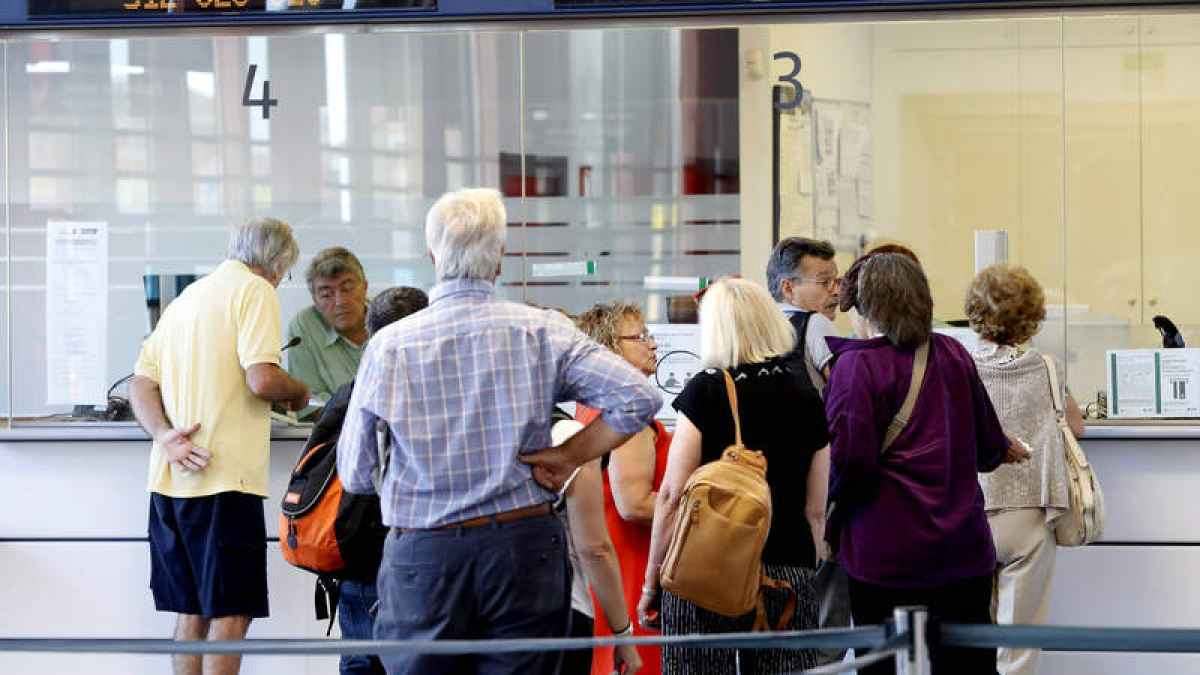 Viajeros a la espera de comprar un billete.  MARCIANO PÉREZ