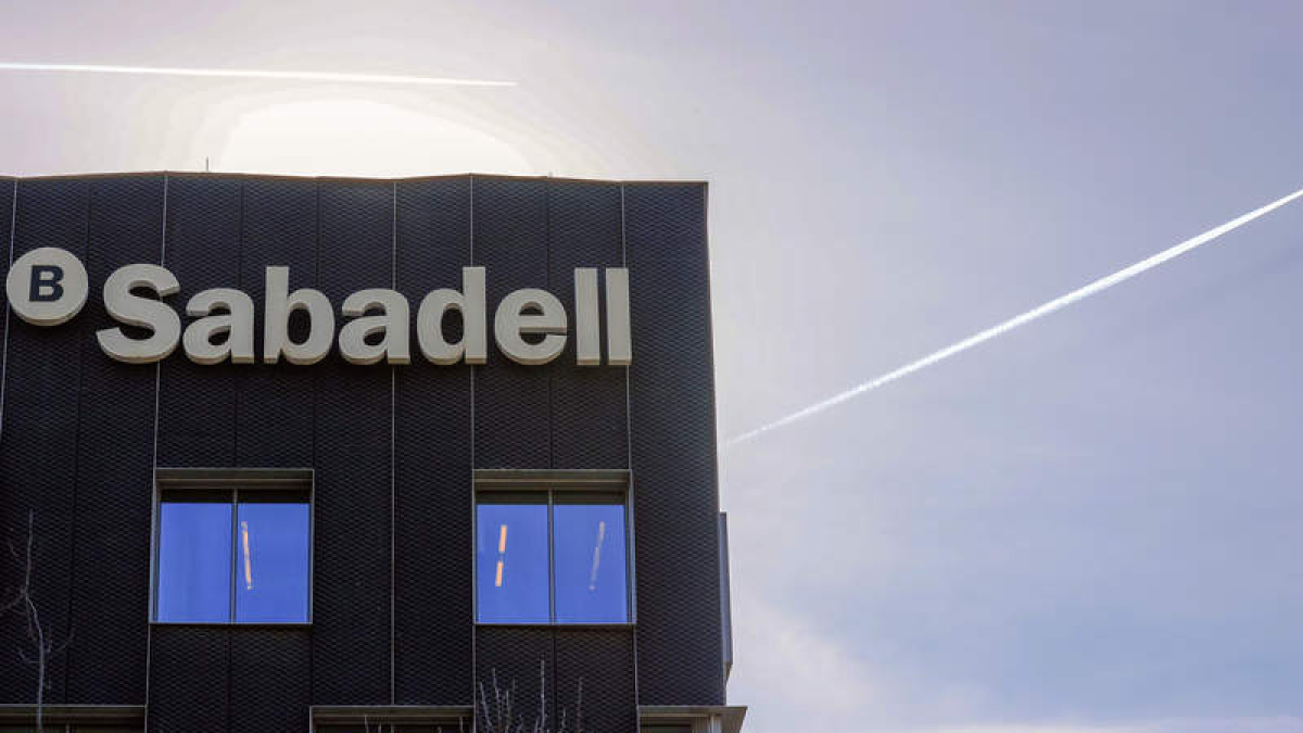 Banco Sabadell gana 1.775 millones de euros en 2025 y anuncia un plan de recompra de acciones de 800 millones de euros