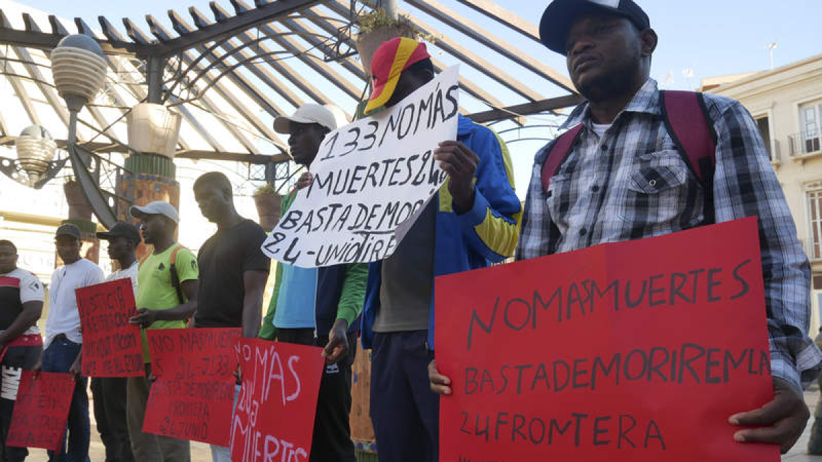 Varias personas se concentran para recordar la tragedia de Melilla por su segundo aniversario.  PAQUI SÁNCHEZ