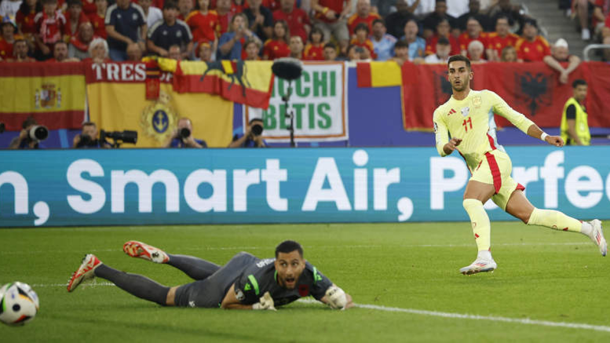 Ferrán Torres anota el 1-0 en el encuentro de la fase de grupos de la Eurocopa 2024 disputado entre las selecciones de España y Albania en Düsseldorf.  ALBERTO ESTÉVEZ
