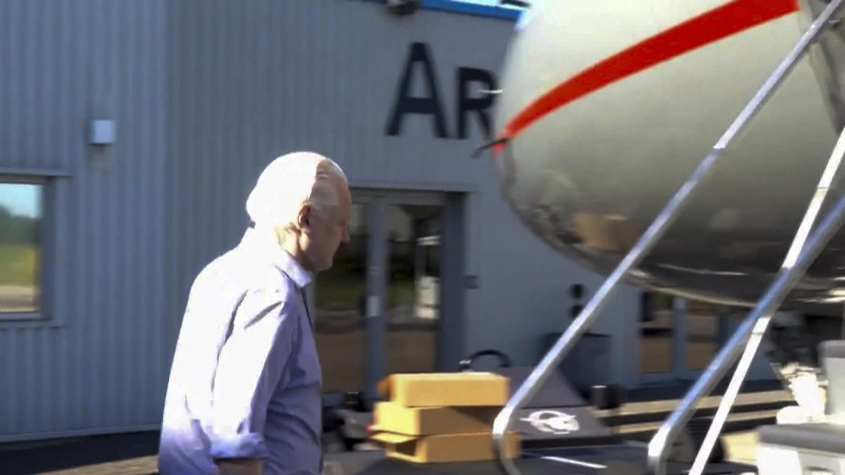Captura de vídeo que muestra al fundador de Wikileaks, Julian Assange, mientras sube a un avión en el aeropuerto londinense de Stansted para abandonar Reino Unido. EFE/ Wikileaks 