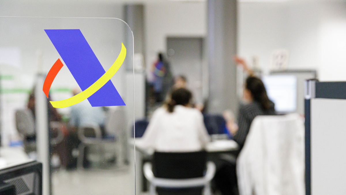 Archivo - Varias personas son atendidas en la Agencia Tributaria.