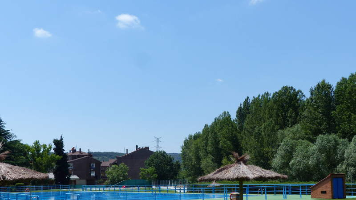Piscina de La Robla.  DL