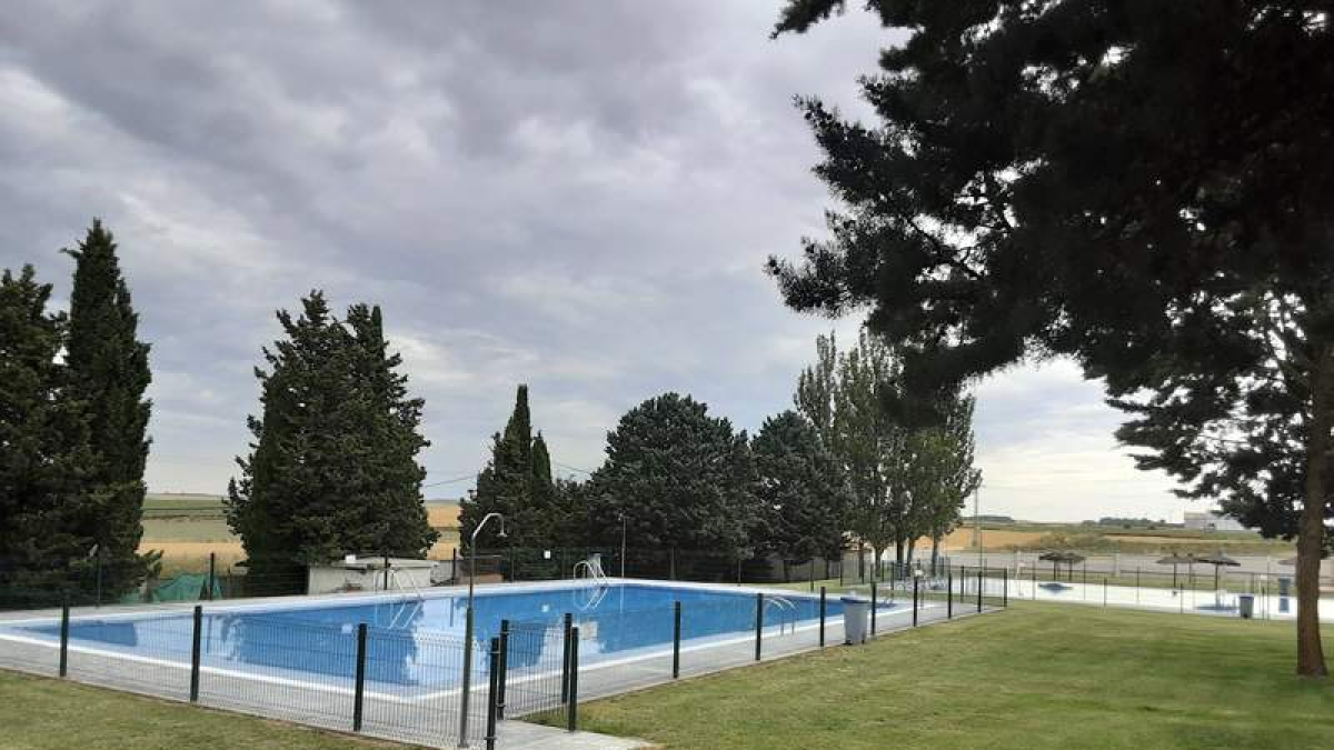 Las piscinas se ubican dentro del polideportivo municipal y cuenta con grandes espacios verdes.  DL