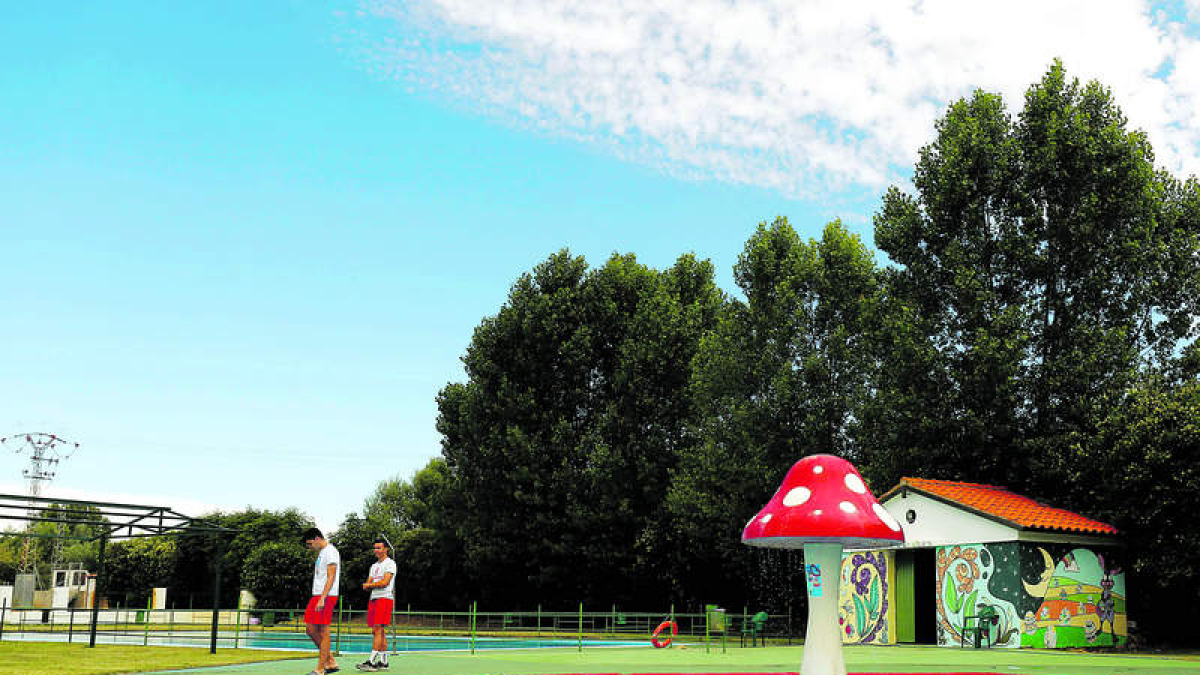 Una de las cuatro piscinas de las que dispone Sahagún.  DL