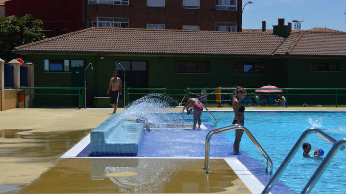 Las piscinas de Santa María del Páramo cuentan con apetecibles alicientes para hacer del baño una experiencia única.
