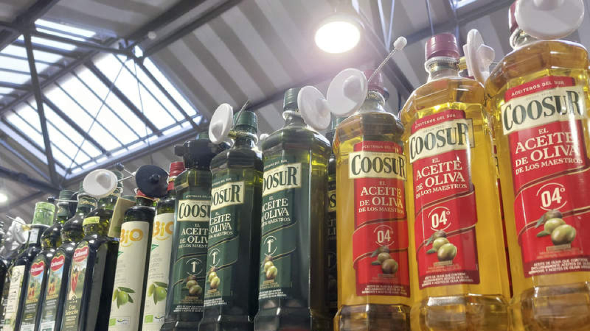 Botellas de aceite de oliva en supermercado de Madrid. FERNANDO ALVARADO