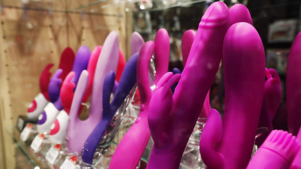 Fotografía de archivo de unos juguetes sexuales en un sex shop en León.  RAMIRO