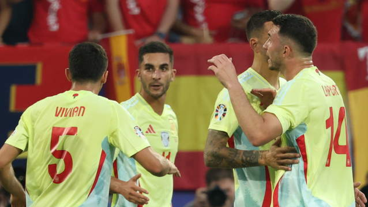 Todos están enchufados después de dar De la Fuente protagonismo a los suplentes.  FRIEDEMANN VOGEL