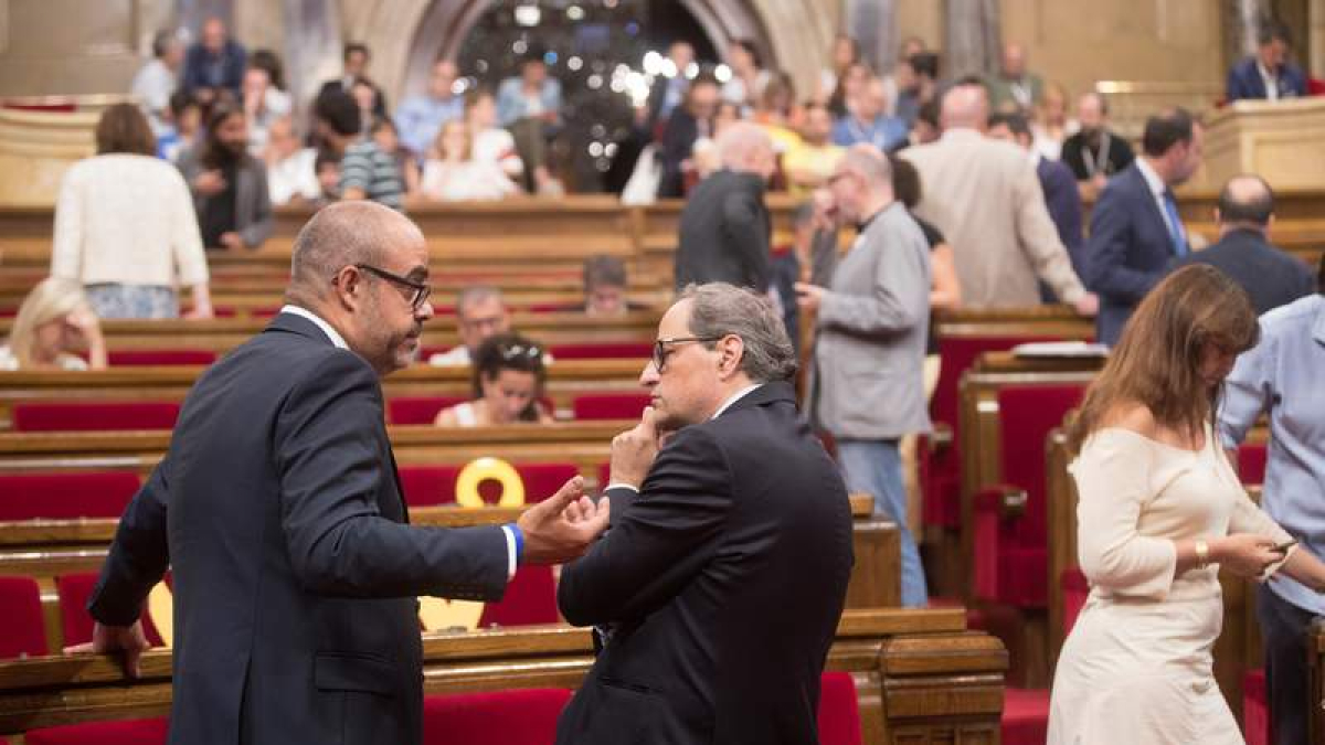 Miquel Buch junto a al expresident Quim Torra en una imagen de archivo.  MARTA PÉREZ