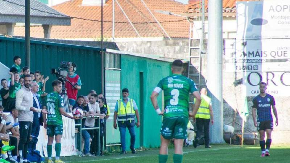 Ger Nóvoa, de espalda, a la espera de un saque de banda, en el partido de esta Liga ante la SDP.  DL