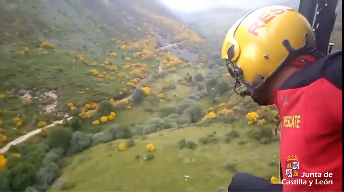 Vista desde un helicóptero de la Junta de la zona donde desapareció el septuagenario.