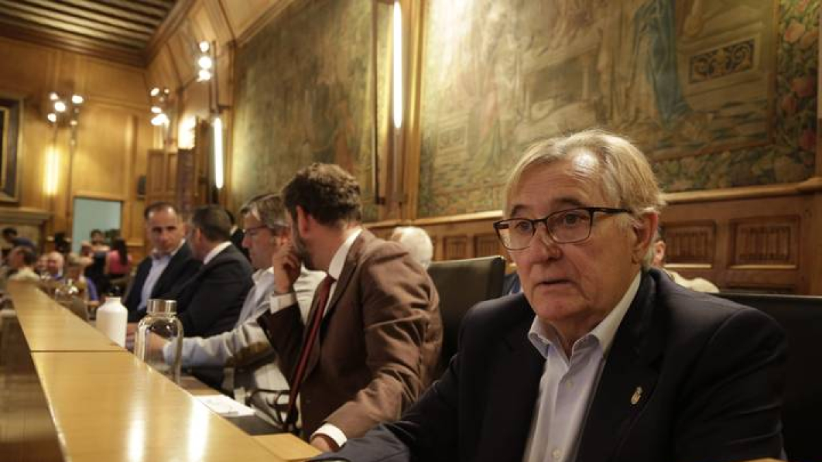 David Fernández, en la bancada del PP, en el Pleno de la Diputación que debatió las mociones sobre la Autonomía Leonesa y el