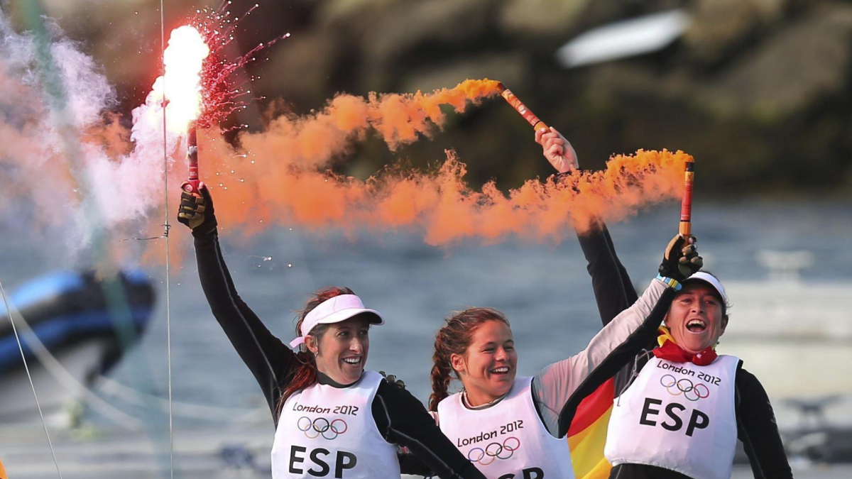 Támara Echegoyen, junto a sus compañeras Sofía Toro y Ángela Pumariega, celebran el oro conseguido en la clase Match Race Elliott 6 de los Juegos de Londres 2012, disputado en Weymouth, Reino Unido. EFE/Olivier Hoslet