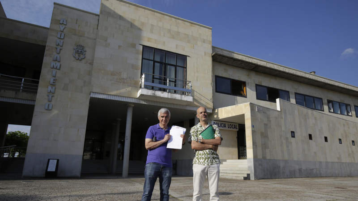 El Ampa del colegio registró en San Andrés las firmas para urgir la reforma del César Álvarez.  FERNANDO OTERO