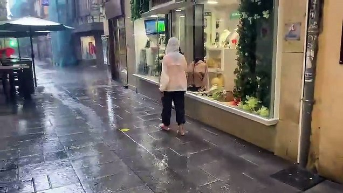 Las calles de León se inundan por un aguacero