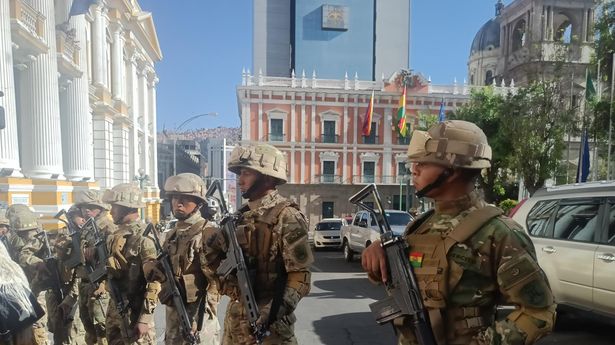Militares hacen presencia con tanques frente a la sede del Gobierno de Bolivia. 