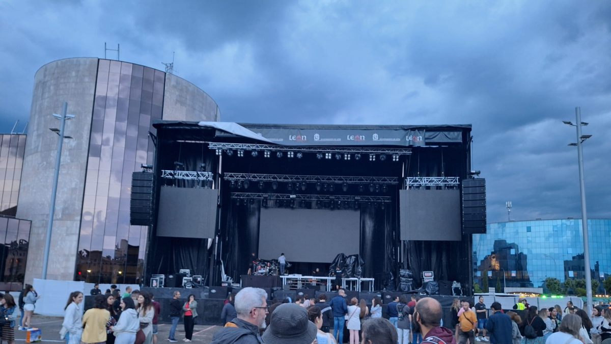 Asistentes frente al escenario vacío.