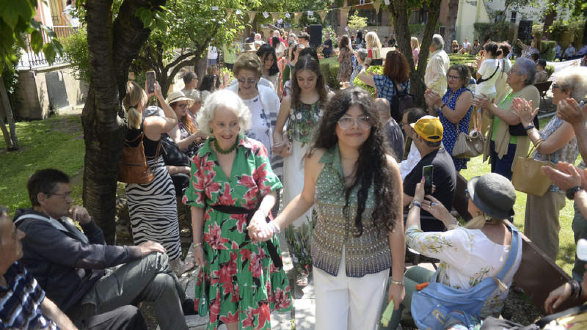 Jóvenes y mayores desfilaron con emoción por la pasarela habilitada en los jardines de la residencia Virgen del Camino. MARÍA FUENTES
