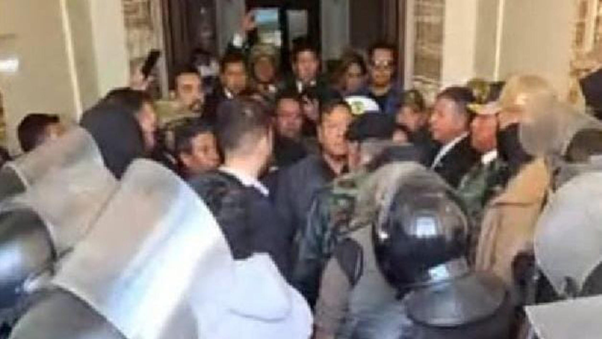 Imagen tomada de una publicación en la cuenta de la red social X de Canal BoliviaTV donde aparece el presidente de Bolivia, Luis Arce (c), frente al comandante general del Ejército boliviano, Juan José Zuñiga, este miércoles en la sede del Gobierno de Bolivia en La Paz (Bolivia). EFE/ Canal BoliviaTV