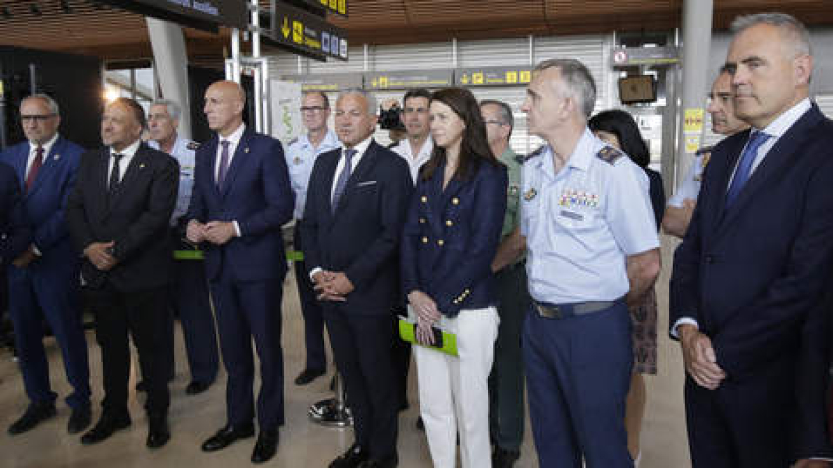 Autoridades civiles y militares,durante la celebración del 25 cumpleaños del aeropuerto de León.  FERNANDO OTERO
