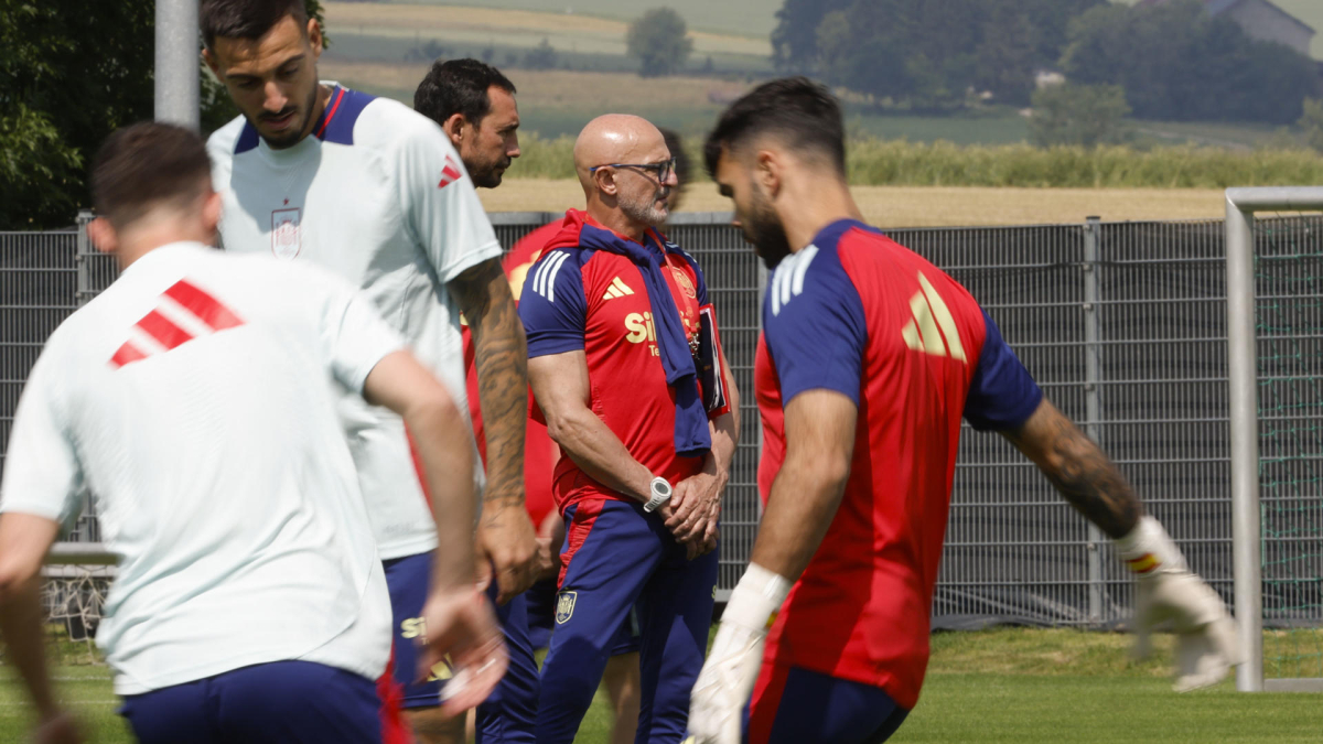 El seleccionador Luis de la Fuente dirige un entrenamiento del combinado español este jueves en la localidad alemana de Donaueschingen preparándose para el choque de octavos de final del domingo en Colonia. EFE/ J.J. Guillén