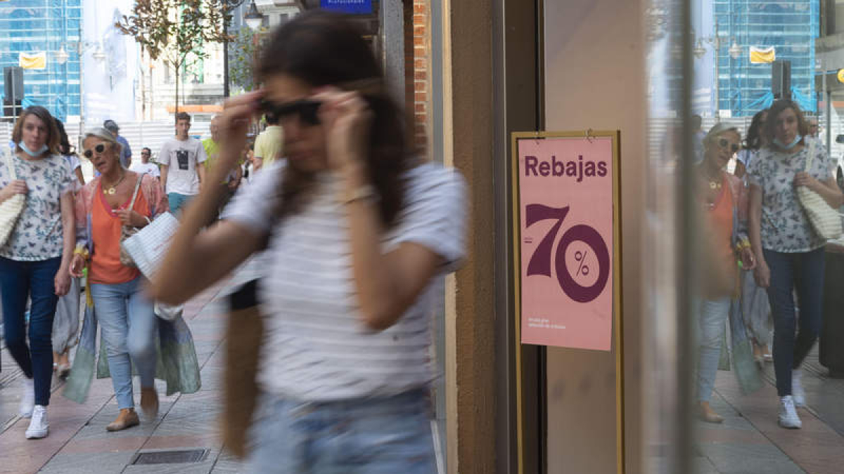 Las rebajas se adelantan para aprovechar la afluencia de visitantes por las fiestas. MARÍA FUENTES
