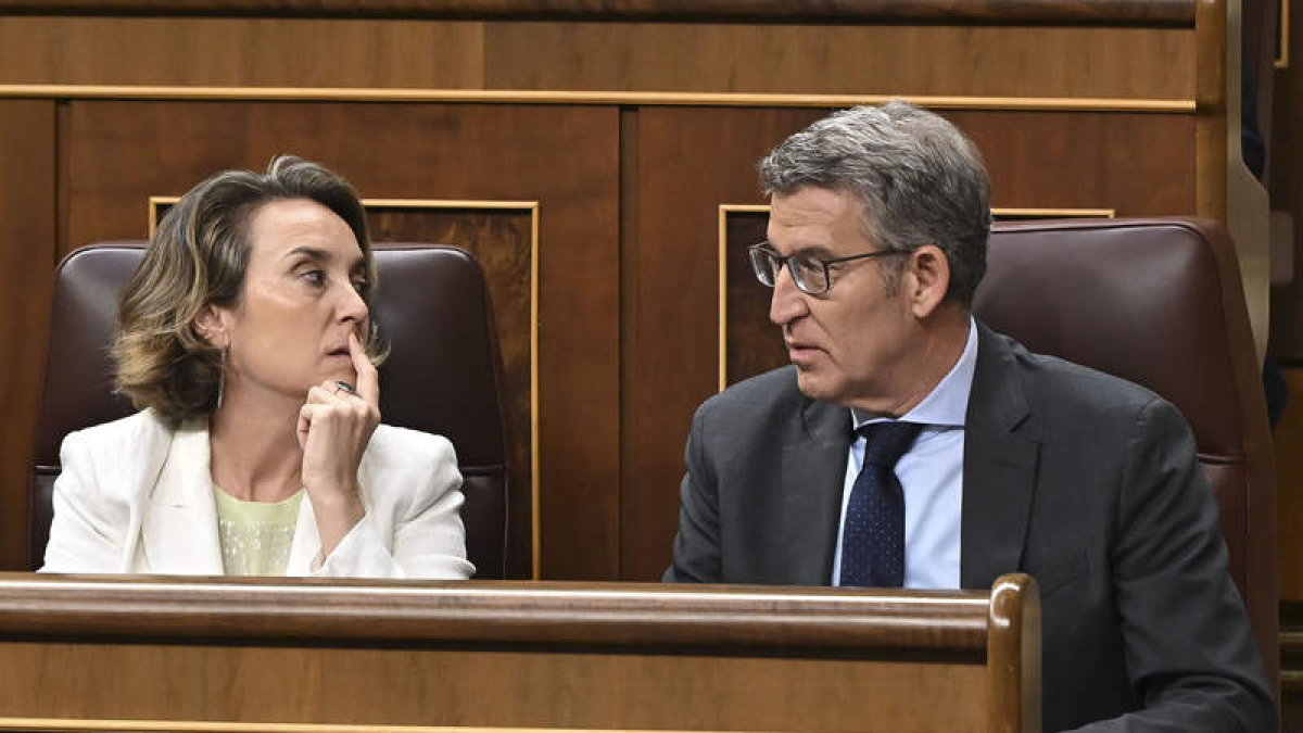 Alberto Núñez-Feijóo y Cuca Gamarra ayer. FERNANDO VILLAR