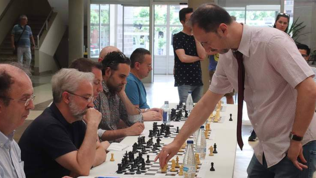 Topalov, durante las partidas disputadas ayer en la Universidad de León.  DL